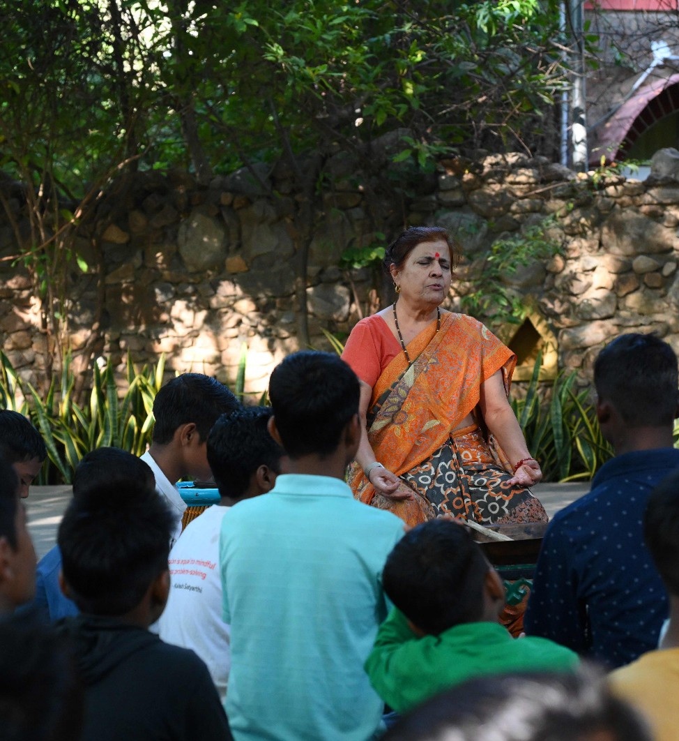 आज बाल आश्रम में, हमने हवन में श्री रतन टाटा जी को श्रद्धांजलि अर्पित की और उनकी आत्मा की शांति के लिए मौन धारण किया। उनका निधन हमारे लिए एक व्यक्तिगत क्षति है।
<a href="/smgc_official/">Satyarthi Movement for Global Compassion</a> <a href="/KSCFIndia/">Satyarthi Foundation</a> <a href="/TataCompanies/">Tata Group</a> <a href="/TCS/">Tata Consultancy Services</a>