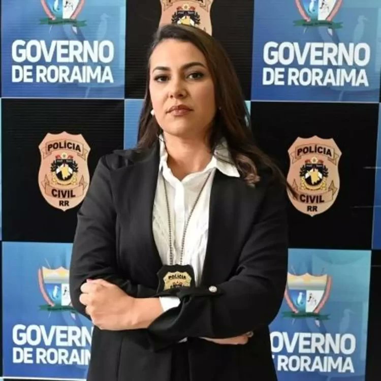 Eyaaaad's tweet photo. طفلة من مدينة "بوا فيستا" البرازيلية عمرها 9 سنوات قام شخص باغتيال والدها أمام عينها عام 1999 بسبب دين 150 ريال برازيلي (100 ريال سعودي) ولم تتمكن القوات الأمنية من التعرف على القاتل أو القبض عليه.

كبرت الطفلة وتعلمت ودرست حتى أخذت الشهادة الثانوية ثم دخلت الجامعة قسم الحقوق وأصبحت محامية ثم تقدمت في سلك الشرطة وأصبحت شرطية ثم طلبت التحول لمحققة وأصبحت ضابطة في قسم التحقيق ثم طلبت التقدم للعمل في قسم الجرائم التي لم يتم حلها وظلت سنوات تتعقب جميع الخيوط لتلك الجريمة وتمكنت من التعرف عليه ورفعت جميع الأدلة فقبضوا على قاتل والدها وحققت العدالة بنفسها بعد 25 عام.