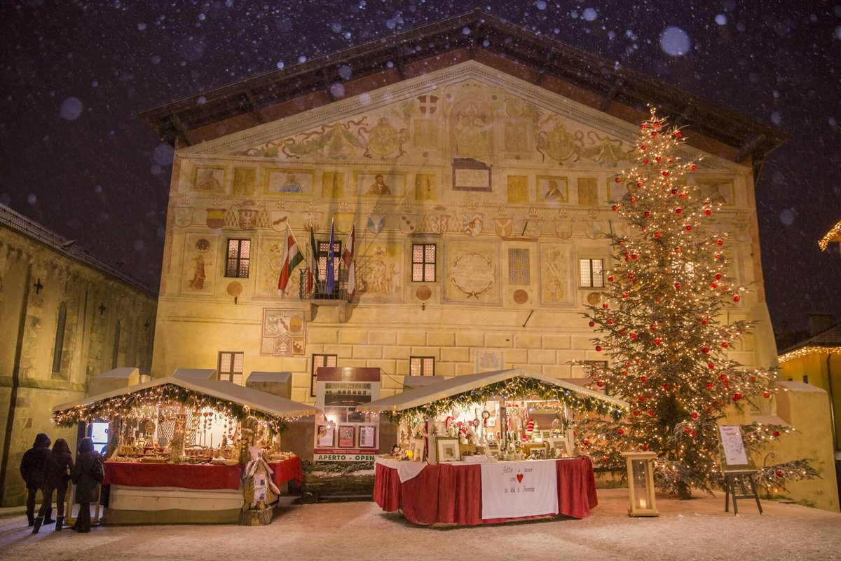 Mercatino di Natale a Cavalese in Val di Fiemme (TN)
Info: tuttomercatinidinatale.it/mercatini-nata…

#cavalese #valdifiemme #fiemme #magnificomercatino #trentino #trentinoaltoadige #italia #tuttomercatinidinatale #mercatinidinatale #mercatini #mercatino #natale