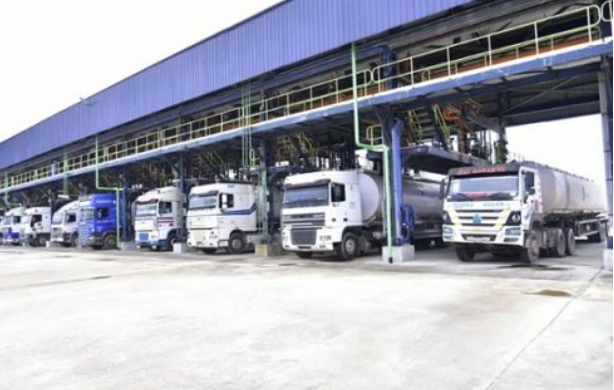 HotlineMagazine's tweet photo. FG approves marketers' request to retrieve fuel straight from Dangote Refinery and others

👇👇
https://t.co/A7ZXDmAeJu https://t.co/nxQI5U3F6e
