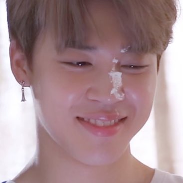 _starsjmn's tweet photo. who ate all the cake https://t.co/KCnHWoCvC6