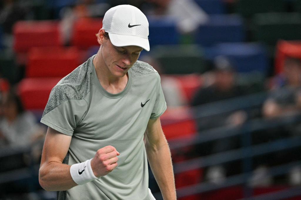 JannikSinner_Up's tweet image. FINAL IN SHANGHAI 🇨🇳

#Sinner defeats #Machac 🇨🇿 6-4 7-5

- 8th Final in 2024 (3rd Master)
- 54 consecutive wins vs. players ranked out of top 20

 Final vs. #Djokovic 🇷🇸 or #Fritz 🇺🇸

#JanTheFox CCLIV