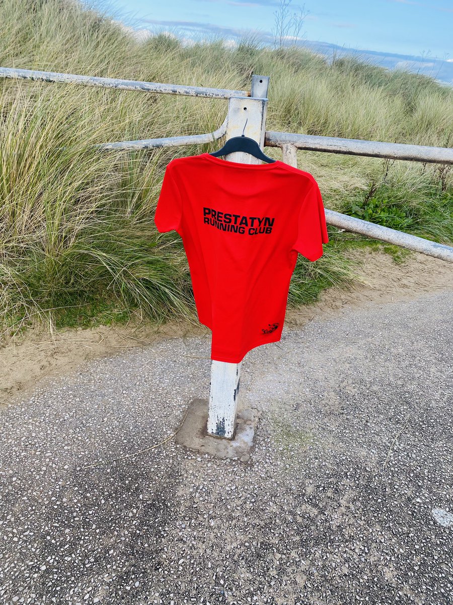 runtoeatcake's tweet image. As @lloyd_geoff and his running club, @PrestatynRC did a volunteer parkrun takeover at Nova Prestatyn parkrun this morning and I’m not allowed to run at the moment (injured 🙄) I walked it in 49:41 … and saw a zebra running 😂🤓

#alwaysasolution
#parkrun
#notgivingup