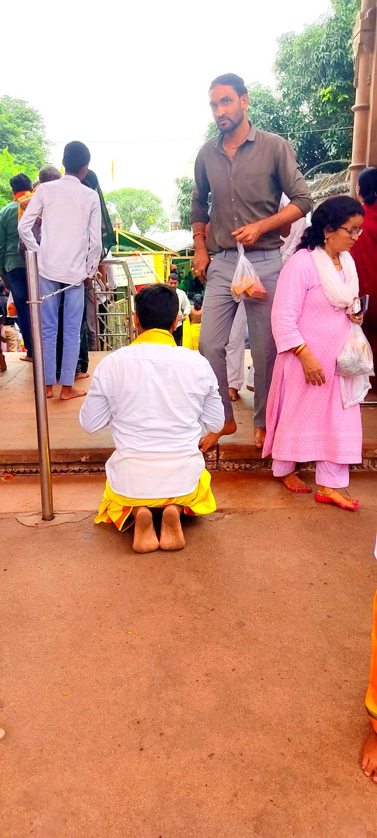 AmitsirThemaths's tweet image. आज पुनः दतिया (मध्यप्रदेश) स्थित  #श्री_पीताम्बरा_पीठ में महामाई के दर्शन का परम् सौभाग्य प्राप्त हुआ ! 
महामाई कृपा बनाए रखिए ! 🙏🏻🚩
#jaymataji #pitambrapeethdatia