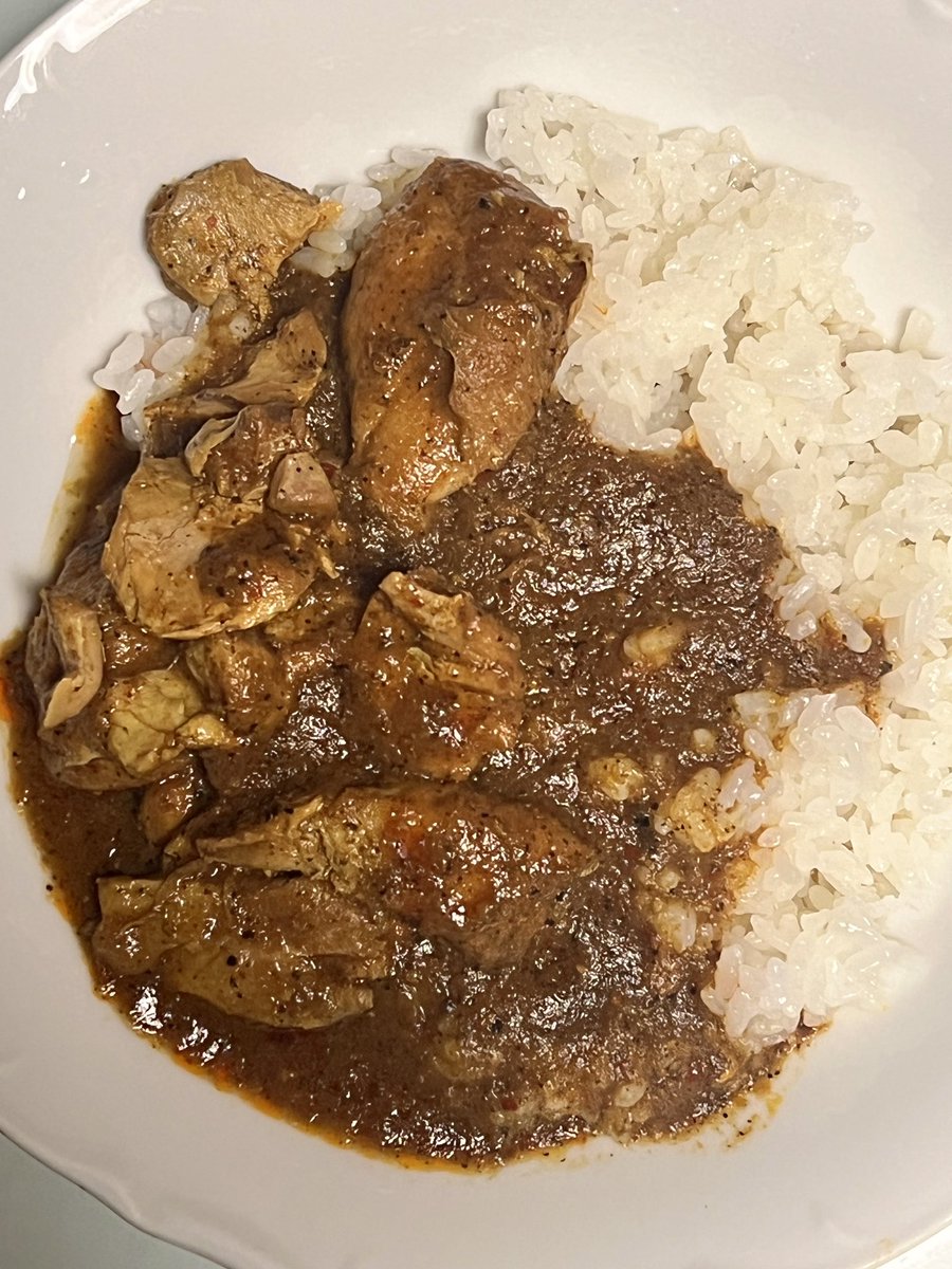 kyoto_dos's tweet photo. 京都競馬場でゲットした #武豊 さんのYUTA Curry第II弾「俺辛」をG1前夜祭的に実食🍛

第Ⅰ弾は辛さ控えめだけどこっちはしっかり辛口スパイスが効いて美味👍
辛さレベルは痛くなるような激辛ではないけどじんわり汗をかくのでハンドタオルが役立ちます

明日の秋華賞が楽しみだ🐎 https://t.co/TyFC1Pl2US