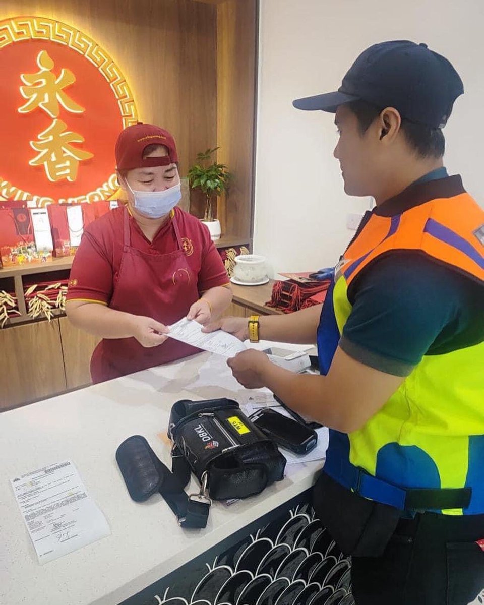 DBKL2u's tweet image. Walaupun peraturan sudah lama diperkenalkan, nampaknya masih ada premis di sekitar Bukit Bintang yang tak faham atau buat-buat lupa tentang kepentingan Bahasa Melayu. Melalui satu video tular di media sosial, DBKL turun padang ‘menyegarkan’ ingatan mereka tentang peraturan ini