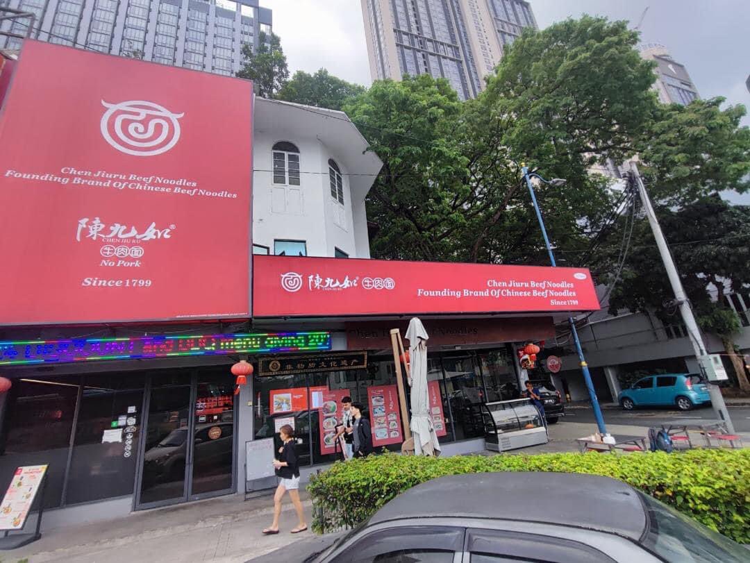 DBKL2u's tweet image. Walaupun peraturan sudah lama diperkenalkan, nampaknya masih ada premis di sekitar Bukit Bintang yang tak faham atau buat-buat lupa tentang kepentingan Bahasa Melayu. Melalui satu video tular di media sosial, DBKL turun padang ‘menyegarkan’ ingatan mereka tentang peraturan ini