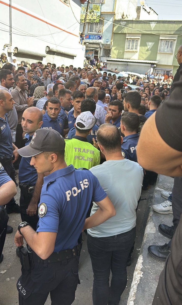 alpklnctr's tweet photo. Daha kötü ne olabilir dedikçe, daha kötüsü oluyor. Bu sabah Gaziantep’te bir baba, dört çocuğunu ve eşini keserek öldürdü. https://t.co/eqs85Q3kCS