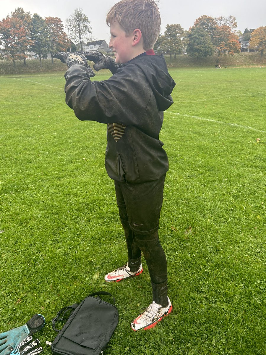 david_ogston's tweet photo. Pray for our washing machine!!!
Absolutely loving life at his goalkeeping session today with @goalkeeper1990 🧤⚽️
#goalkeeperproblems https://t.co/7RoMaIfAbY