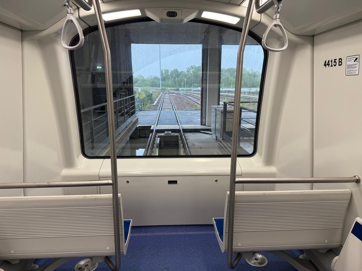 HitachiRailIT's tweet photo. Oggi consegniamo alla città di Milano l’ultimo tratto della linea #M4!🚈
Da oggi in servizio l’intera linea ‘blu’ che con un tracciato di circa 15 chilometri e 21 stazioni collega l’aeroporto di Milano Linate a San Cristoforo.

Scoprite di più: https://t.co/hXShUROzex https://t.co/pahmOIOKZL