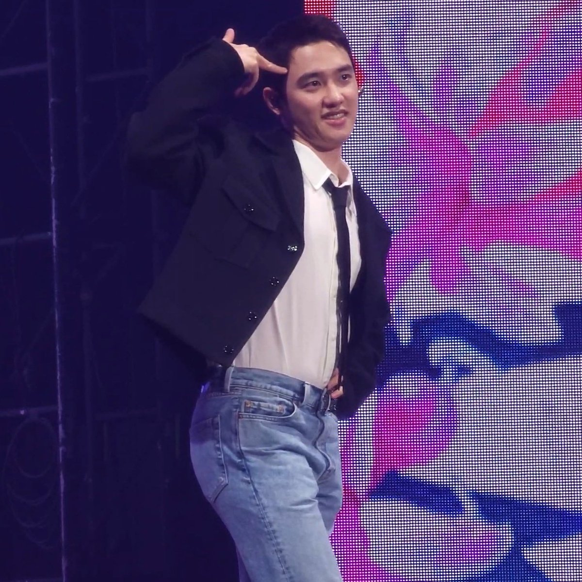 JJpeach_O's tweet photo. 휀걸들이랑 포즈사진 찍는 도경수가 세상 제일 귀여우어어어어ㅠㅠㅠㅠㅠㅠ https://t.co/gvd8ZM7p3Z