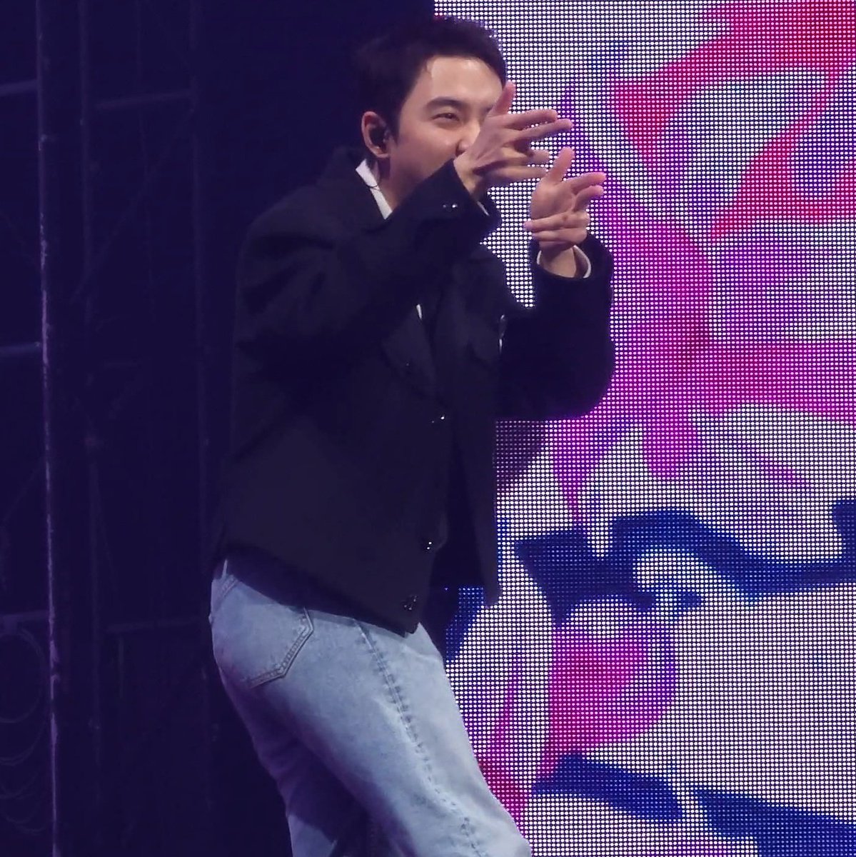 JJpeach_O's tweet photo. 휀걸들이랑 포즈사진 찍는 도경수가 세상 제일 귀여우어어어어ㅠㅠㅠㅠㅠㅠ https://t.co/gvd8ZM7p3Z