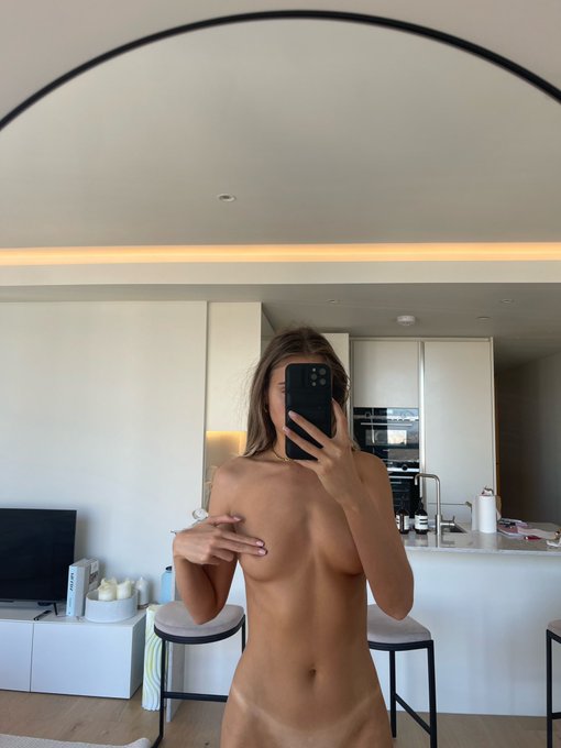 garcialily2454's tweet photo. Bonjour chéri ❤️🥵🔥 
Ça te dit pas une bonne levrette pour te faire oublier tes soucis ? 🔥🔞👉👌
Passe juste en dm sur https://t.co/u7MBDlCxsY https://t.co/3N3nVXoftp