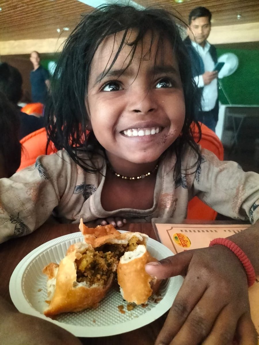 widowhelpdesk's tweet photo. For children, festivals mean enjoying good food in a neat and clean environment. #FestivalOfJoy #HappyDasara  #HappyDusshera #widowhelpdesk https://t.co/IAifuNxSJM