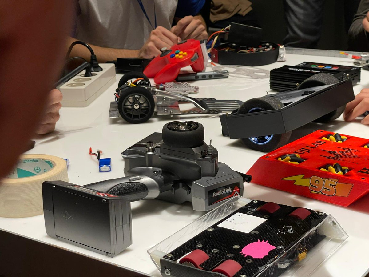 hackCS's tweet image. Así ha quedado nuestro #BattleBot después del primer combate.
@innovacioujilab @cINCREA @ESTCE_UJI @OSHWDem