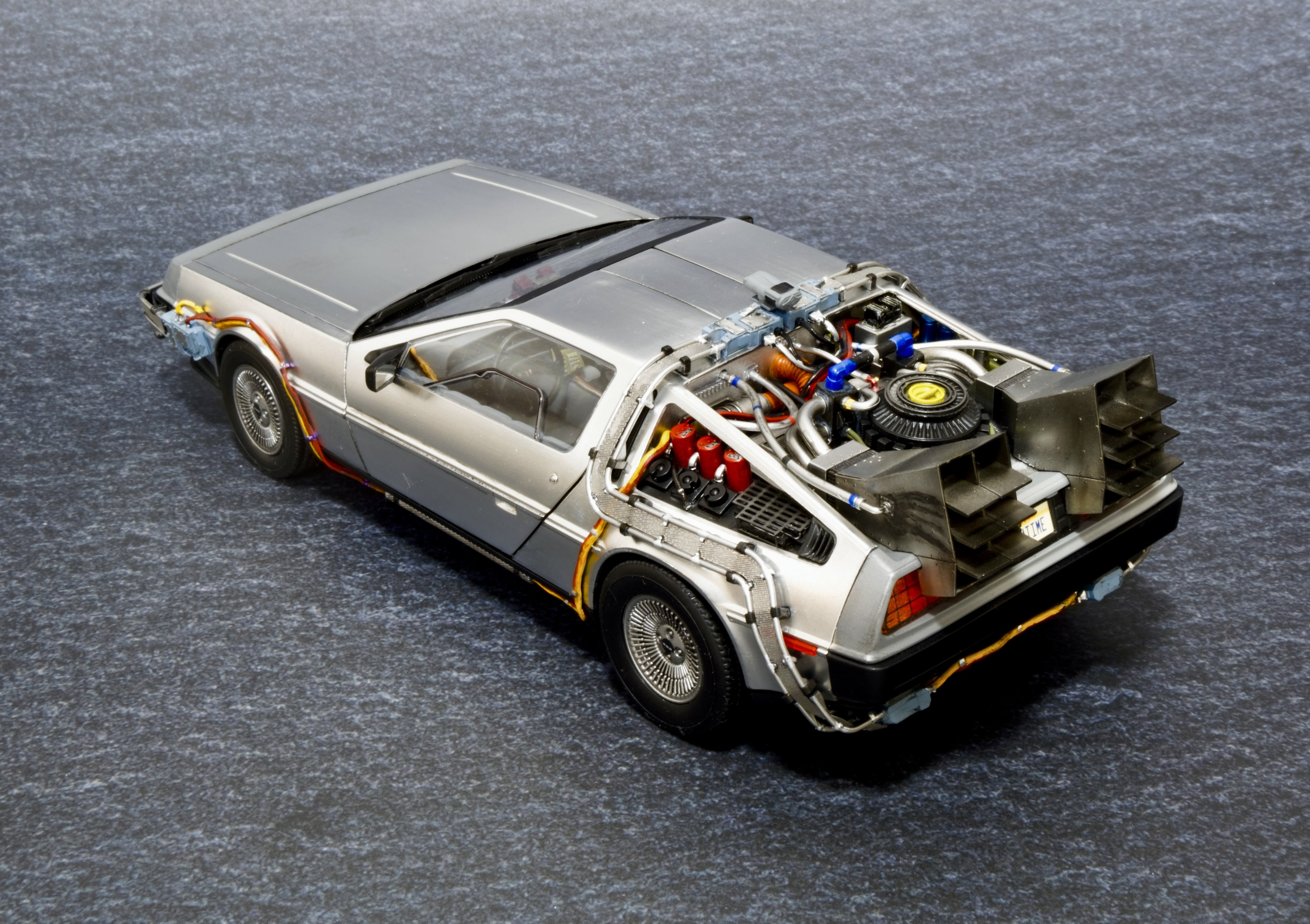 アオシマ　デロリアン　プラモデル完成品 こいつはヘビーなキットだ！映画『BTTF』の「デロリアン」が完全