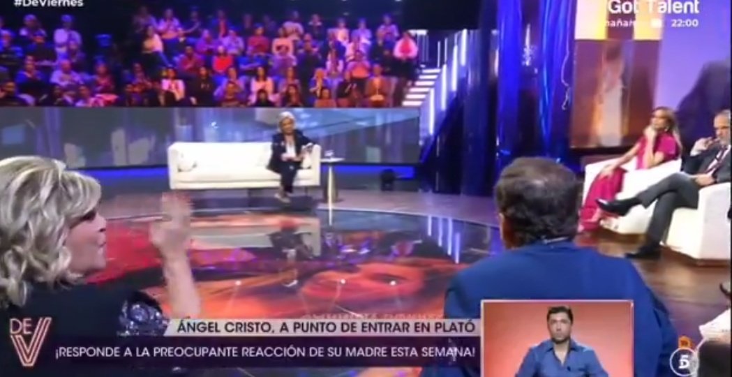 Lo hizo con Angela Portero diciendole despectivamente "pero tú no eres Campos" (ella podía haberle dicho "ni Borrego")
Y con Montero, burlándose con saltitos y aplausos, mientras hablaba, ante la atónita mirada de los presentadores
Impresentable Terelu y su ...show
#DeViernes