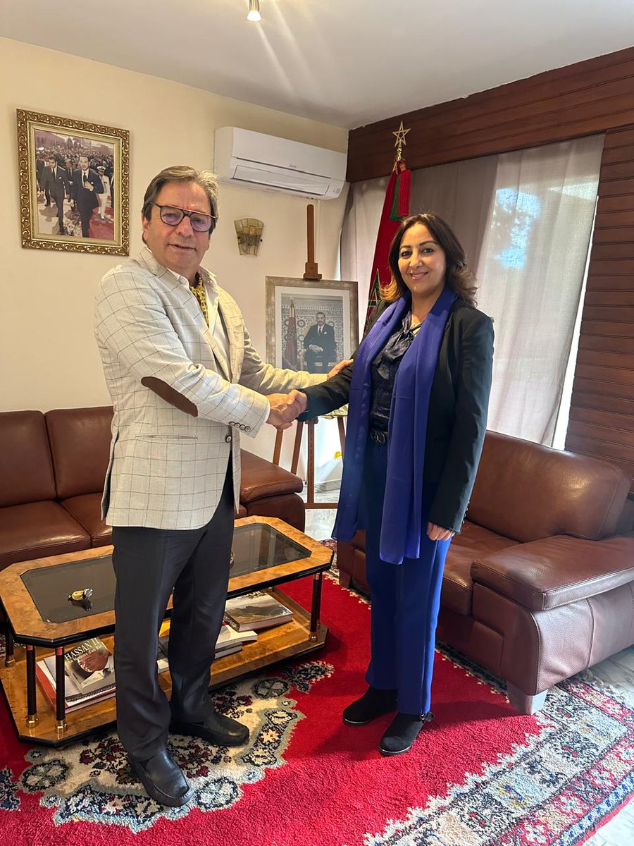 La Consule Générale Mme #SoumiaBouhamidi a eu le plaisir de recevoir, le 10/10/2024, le Président de l’Institut International d’Etudes Géopolitiques, M. #KhaledHamadé. Des questions d'actualité dans les relations entre le #Maroc et la #France ont été à l'ordre du jour.