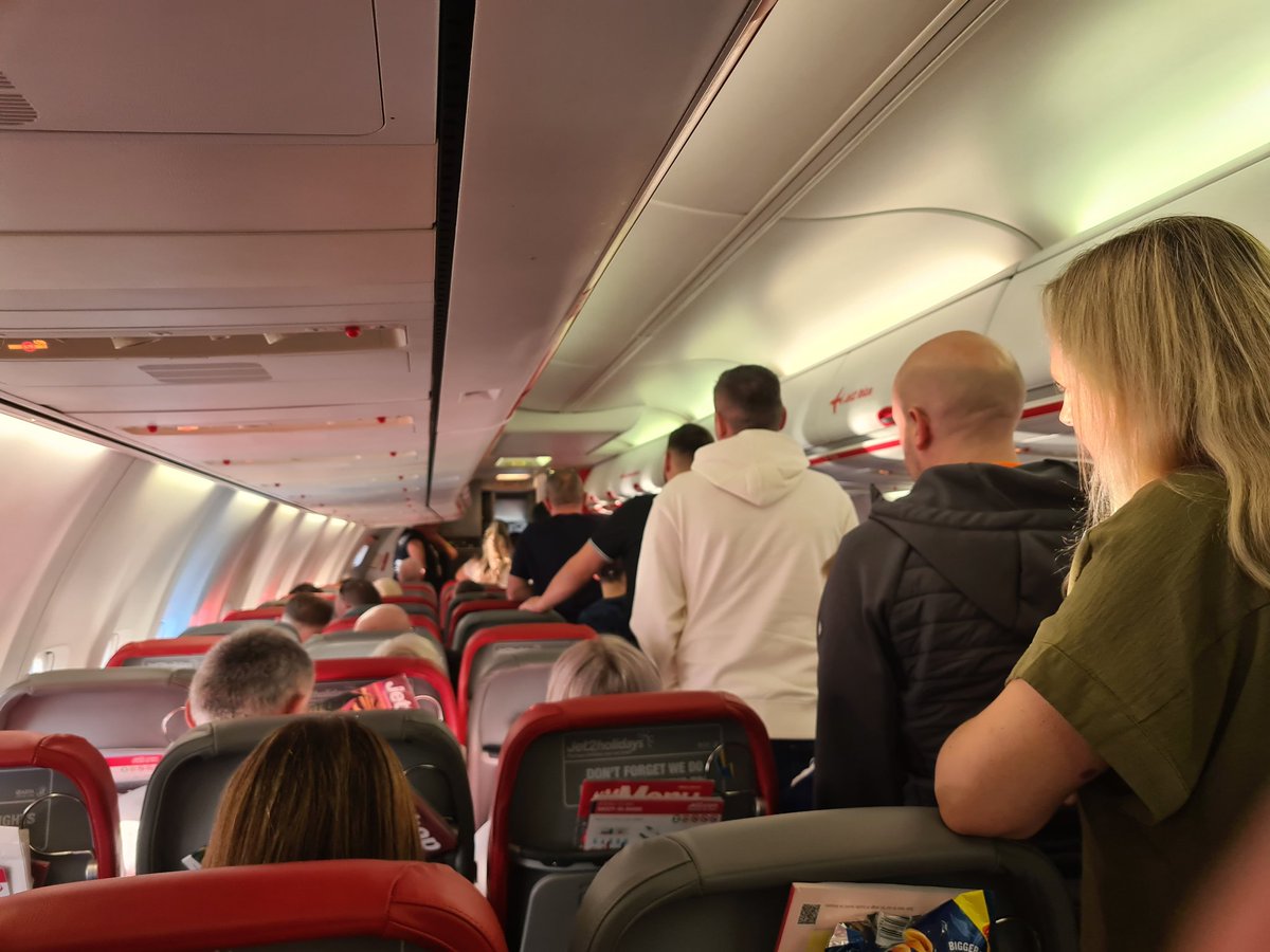 On a delayed <a href="/jet2tweets/">Jet2tweets</a> flight and the pilot just invited the "kids and slightly bigger kids" up to the cockpit for a visit. This is queue. 😄