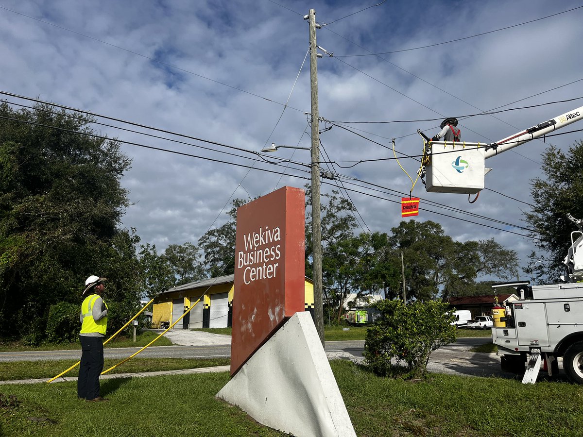 Getting the power back on as safely &amp; quickly as possible is our no. 1 priority following #Milton. This <a href="/DukeEnergy/">Duke Energy</a> crew from Apopka grounds a line off Roger Williams Rd to protect tree trimmers working to clear the line and get it energized.