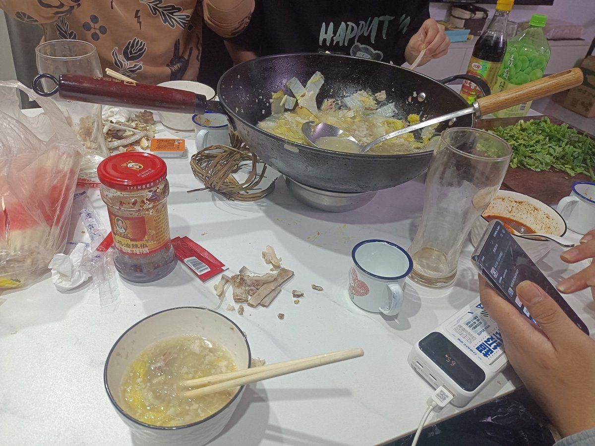 shuiyiluo's tweet photo. 四人16度晚上11点吃羊汤，豪赤！
（吃一半才想起来拍） https://t.co/aFCiaDIyBl