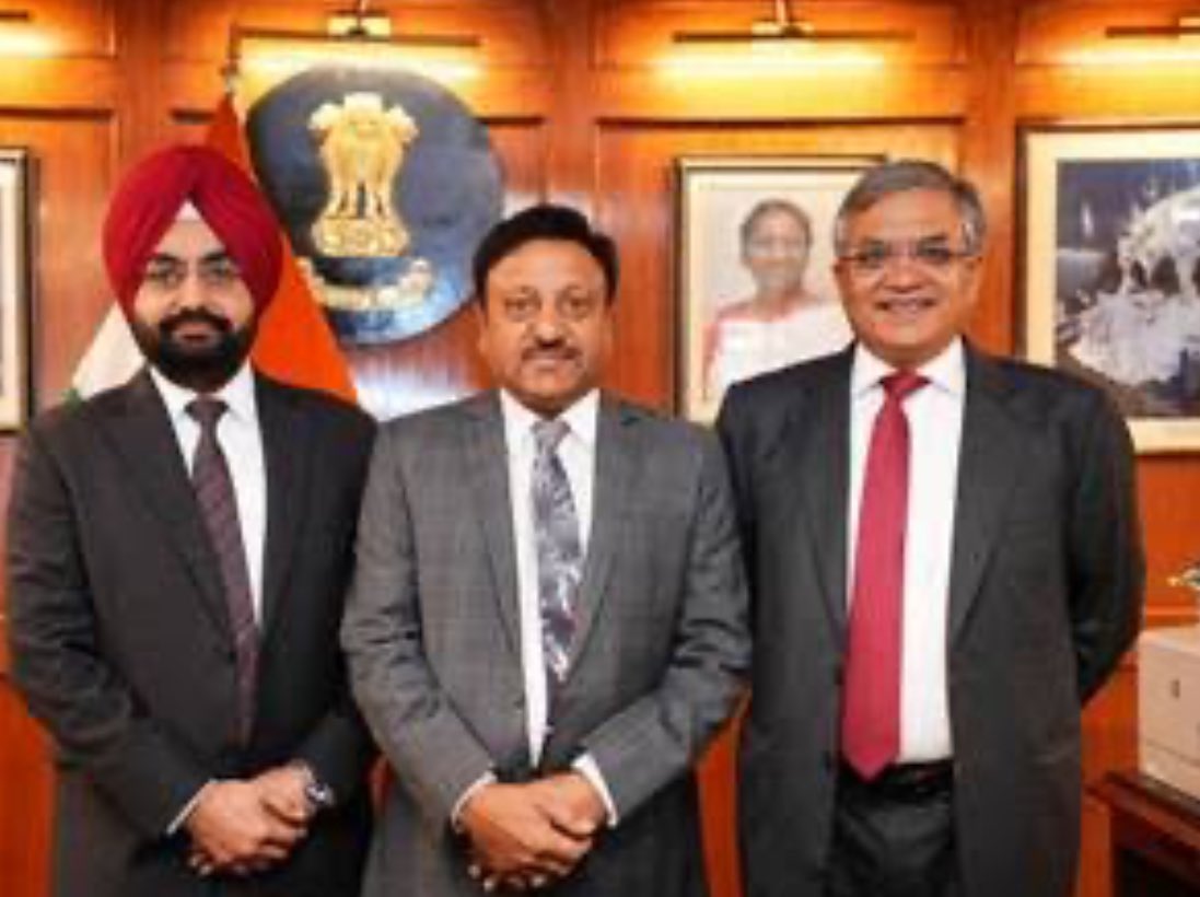 Brijesh77956738's tweet image. एलोंन मास्क ने कहा था 
#EVMHack हो सकता है और हमारे भारत का चुनाव आयोग और एक विशेष पार्टी के it सेल वाले evm हैक करके दिखावो चुनाव आयोग
मगर evm की बैट्री 99 या 95/ प्रतिशत चार्ज निकलती है तो क्या evm बदली जाती है यह अपने आप मे बड़ी बात है 
देश को अब चुनाव आयोग सामने आकर बताये असल…