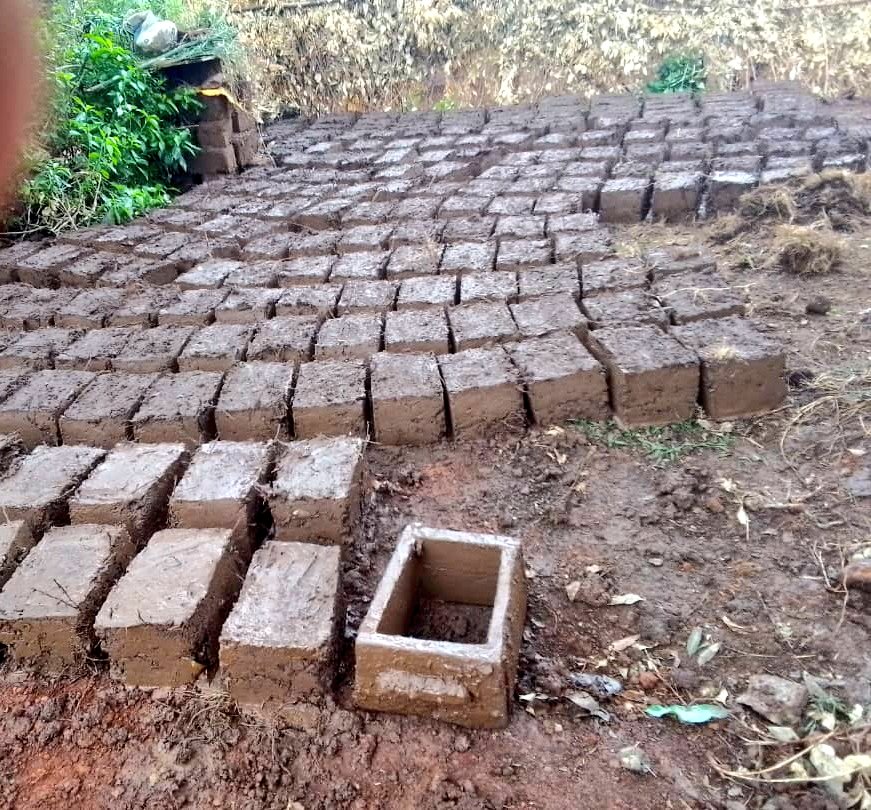 GicumbiN's tweet photo. Gucukura ibyobo bifata amazi kubumba Amatafari yo Kubaka inzu Z'abaturage batishoboye nibimwe mubyakozwe n'Urubyiruko rwa @GicumbiDistrict #Gitisector rwitabiriye umuganda wihariye w'urubyiruko. https://t.co/8Z5rCLe3d9