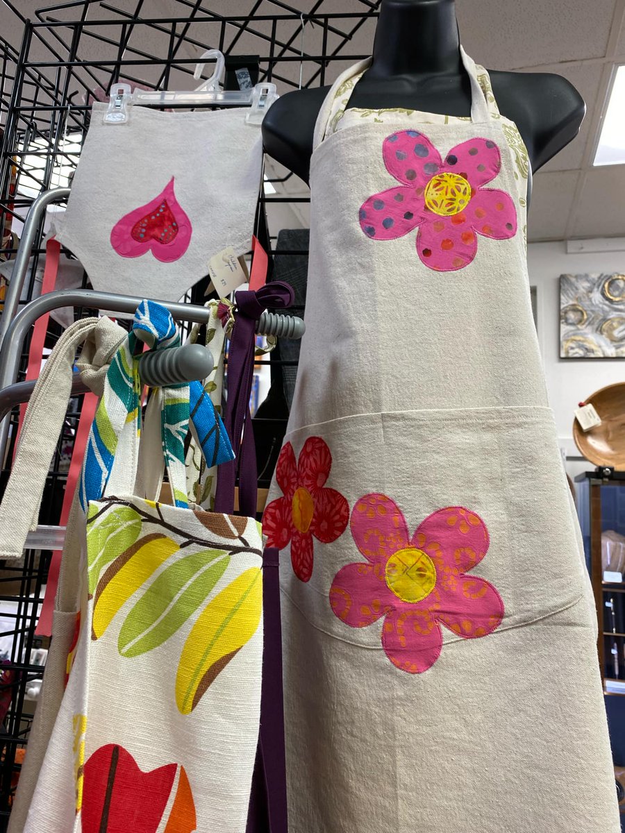 texturescrafts's tweet photo. 'what's cooking good looking?' 😉 ...by Carmen Caldwell #TexturesCraftworks @lockestshops

#handmade #HamOnt #handcrafted #aprons #artyaprons #chefgifts https://t.co/BNofNZua16