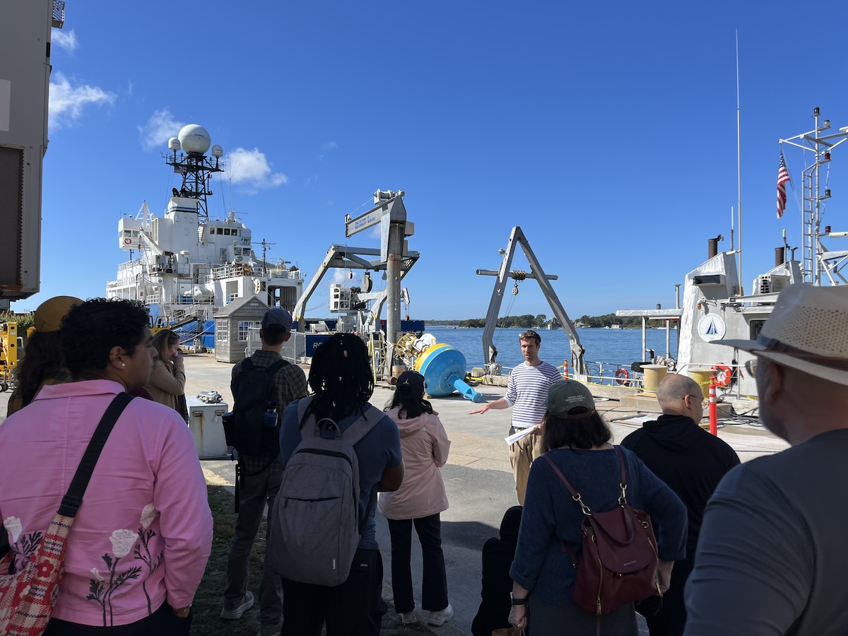 Earlier this month, #WHOI welcomed 10 journalists from <a href="/KSJatMIT/">KSJ at MIT</a>! While in #WoodsHole, the journalism fellows checked out <a href="/MBLScience/">Marine Biological Laboratory (MBL)</a> and got highlights from the <a href="/ResilientWdHole/">ResilientWoodsHole</a> Climate Walking Trail, including the WHOI dock.

📲Learn more: go.whoi.edu/knight-fellows