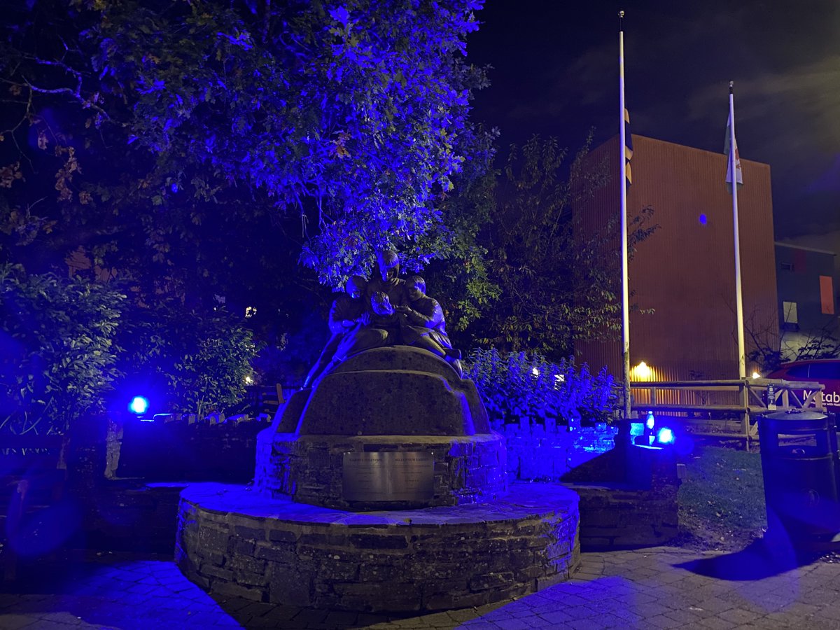 Cardiff and Vale University Health Board (@cv_uhb) on Twitter photo Today we are lighting up the lake at UHW blue to mark #WorldArthritisDay, an opportunity to raise awareness of the impact of arthritis.
Cardiff and Vale UHB offers a range of services to help people manage arthritis. <a href="/CymruVArthritis/">Cymru Versus Arthritis</a> are also there to help. Today we are lighting up the lake at UHW blue to mark #WorldArthritisDay, an opportunity to raise awareness of the impact of arthritis.
Cardiff and Vale UHB offers a range of services to help people manage arthritis. <a href="/CymruVArthritis/">Cymru Versus Arthritis</a> are also there to help.