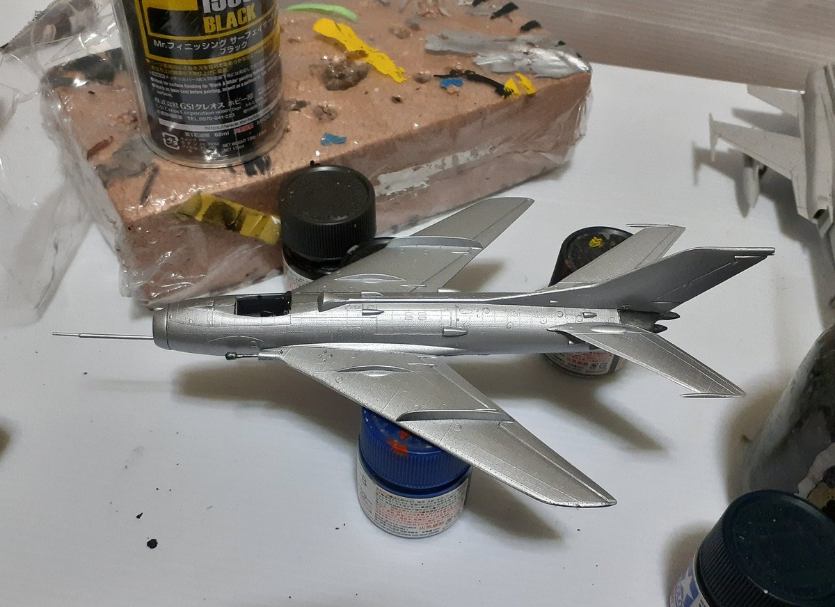 KsNua3Tg8Ag1ZsH's tweet photo. #KPモデル
#MIG19
サフった❗
塗った❗
貼った‼️
銀塗装に昔のモノグラム並みの細かい凸モールドが映えるぜ😃 https://t.co/i3aoGbBqes