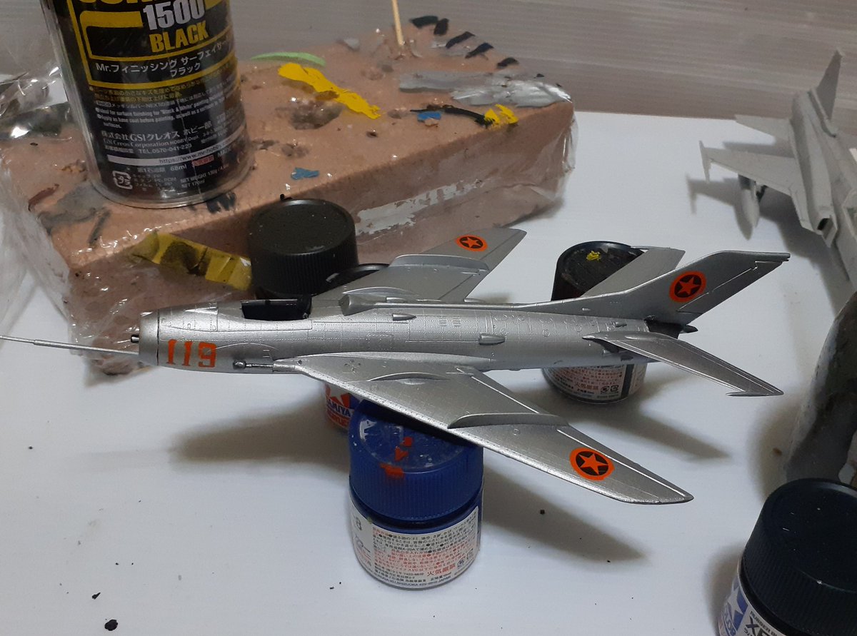 KsNua3Tg8Ag1ZsH's tweet photo. #KPモデル
#MIG19
サフった❗
塗った❗
貼った‼️
銀塗装に昔のモノグラム並みの細かい凸モールドが映えるぜ😃 https://t.co/i3aoGbBqes