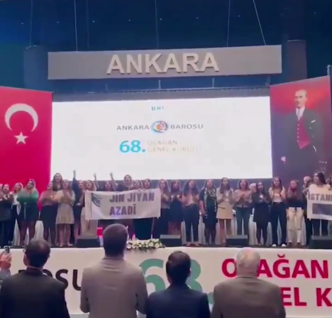 Ankara Barosu Genel Kurulu’nda terörist başının sözlerini içeren pankart ve sloganlar ile kürsüyü işgal eden bir grup kişiye karşı Divan’ın müdahale etmesini talep ettik. 

Divanın bir müdahalede bulunmaması üzerine grubumuz tarafından Gazi Mustafa Kemal  Atatürk’ün “Ne Mutlu