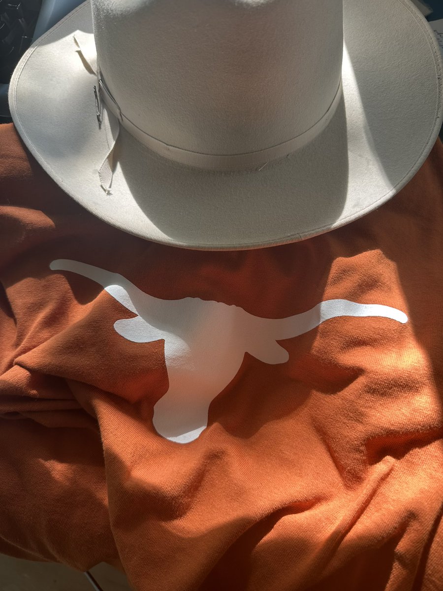 edlavaCNN's tweet image. Happy #TX-ou weekend to all who celebrate and #HookEm 🤘