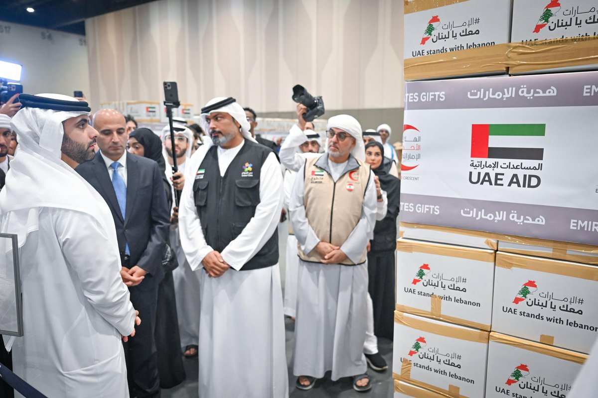 sheikhmansoor's tweet photo. على نهج زايد الخير، وبتوجيهات رئيس الدولة جاء إطلاق حملة الإغاثة الوطنية "الإمارات معك يا لبنان" … زرت اليوم موقع الحملة في مركز المعارض في مدينة إكسبو دبي، واطّلعتُ على جانب من الجهود الكبيرة التي شارك بها 4 آلاف متطوع ساهموا في تجميع الآلاف من حزم الإغاثة العاجلة للأشقاء اللبنانيين … العطاء الإماراتي ينبع من قلبٍ نابض بالخير فهدفنا مد يد العون للشقيق والصديق وتلبية نداء الإنسانية.