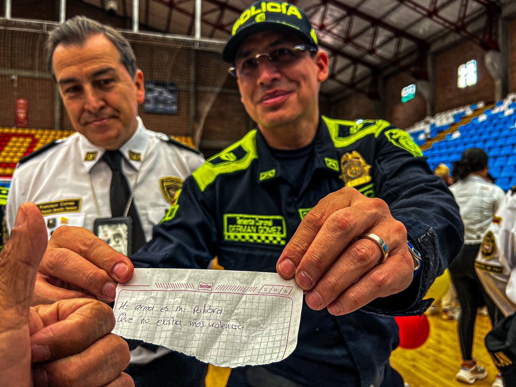 PoliciaBogota's tweet photo. Estamos desplegando el #PlanDistritalDeDesarme donde cerca de 800 jóvenes en condiciones de vulnerabilidad entregarán sus armas en presencia de todas las entidades del distrito. https://t.co/d1porUr2S9