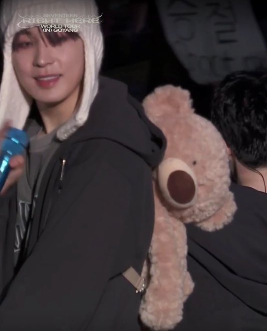wonwooszone's tweet image. wonwoo’s teddy bear backpack 🥹🧸