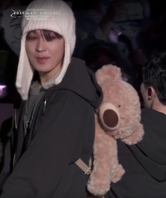 wonwooszone's tweet image. wonwoo’s teddy bear backpack 🥹🧸
