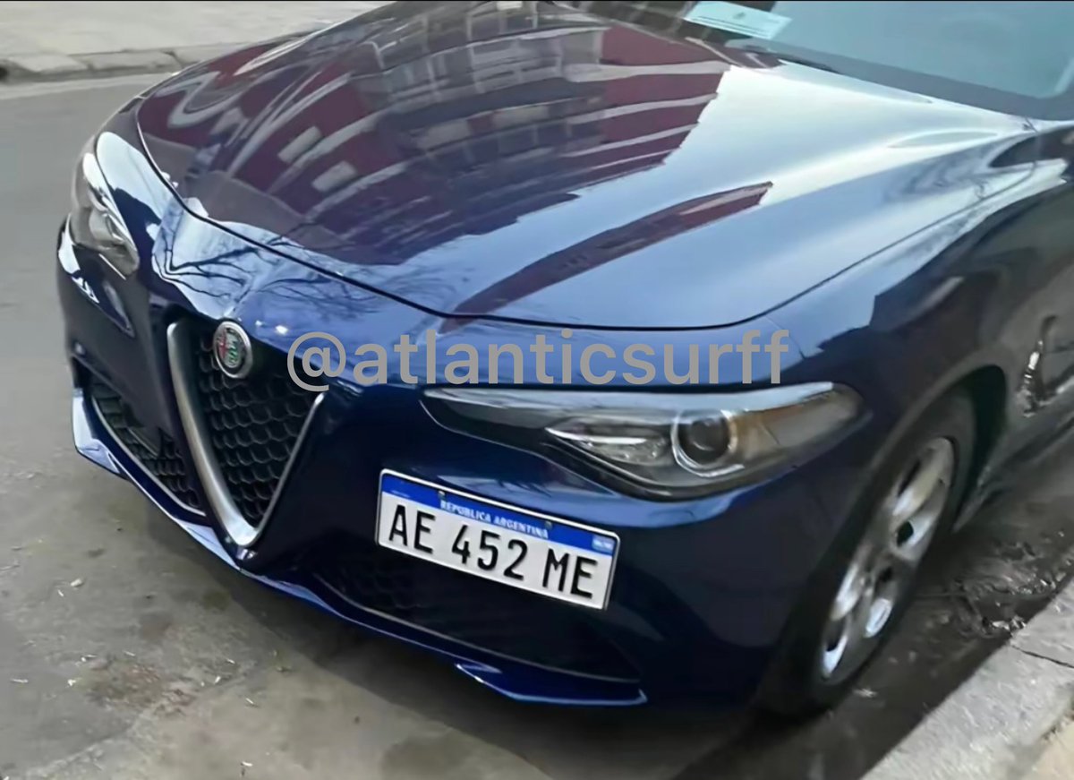 Los mismos rectores de la UBA que marchan porque dicen no tener presupuesto, son los mismos que se suben a un Alfa Romeo Giulia 2022 cuyo valor es de 90 mil dólares. Vean el auto del rectorado de la UBA. Estas son las fotos que querían evitar que se filtren. Señores, hagan su