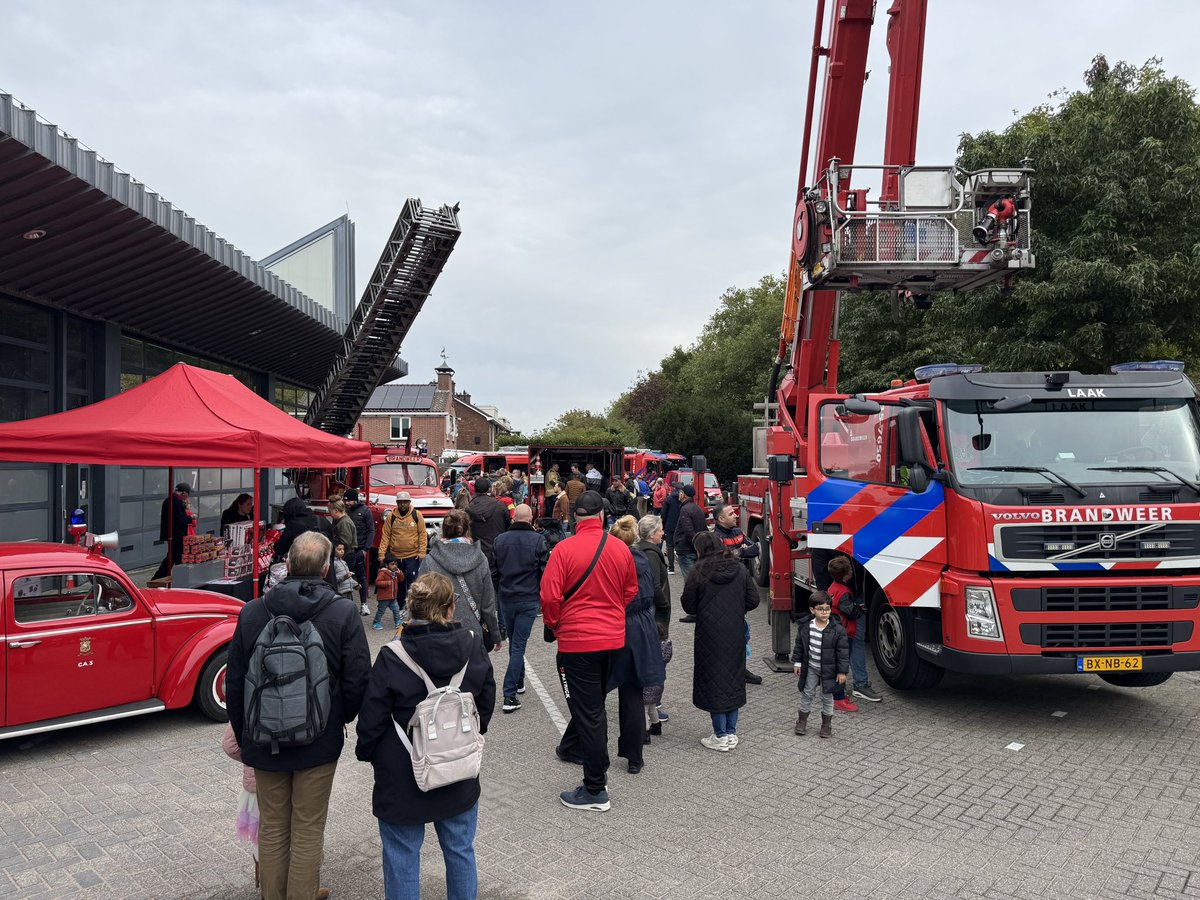 gm_hans's tweet photo. Vandaag Veiligheidsdag van de Gemeente Rijswijk bij de brandweerkazerne Rijswijk. Mooie bijdrage van politie, handhaving, pandbrigade en Historisch Brandweermaterieel. #brandweer https://t.co/Su64ZI9FdA