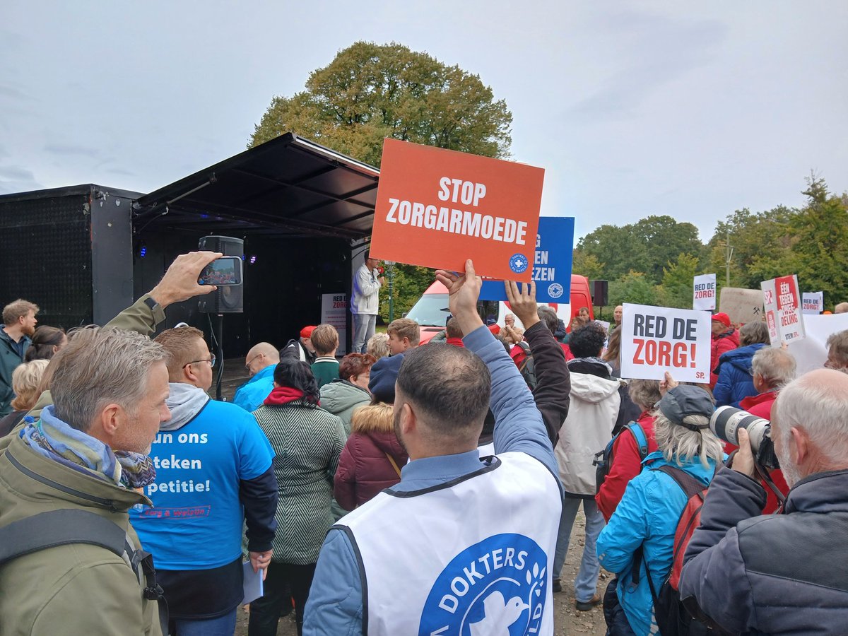 Directeur Jasper Kuipers tijdens het #zorgprotest in Den Haag. 'Steeds meer mensen kunnen de zorg niet betalen. Zorgkosten stijgen. En wat doet dit kabinet? Bezuinigen op de zorg. En juist op preventie. Terwijl voorkomen nog altijd dé oplossing is.'