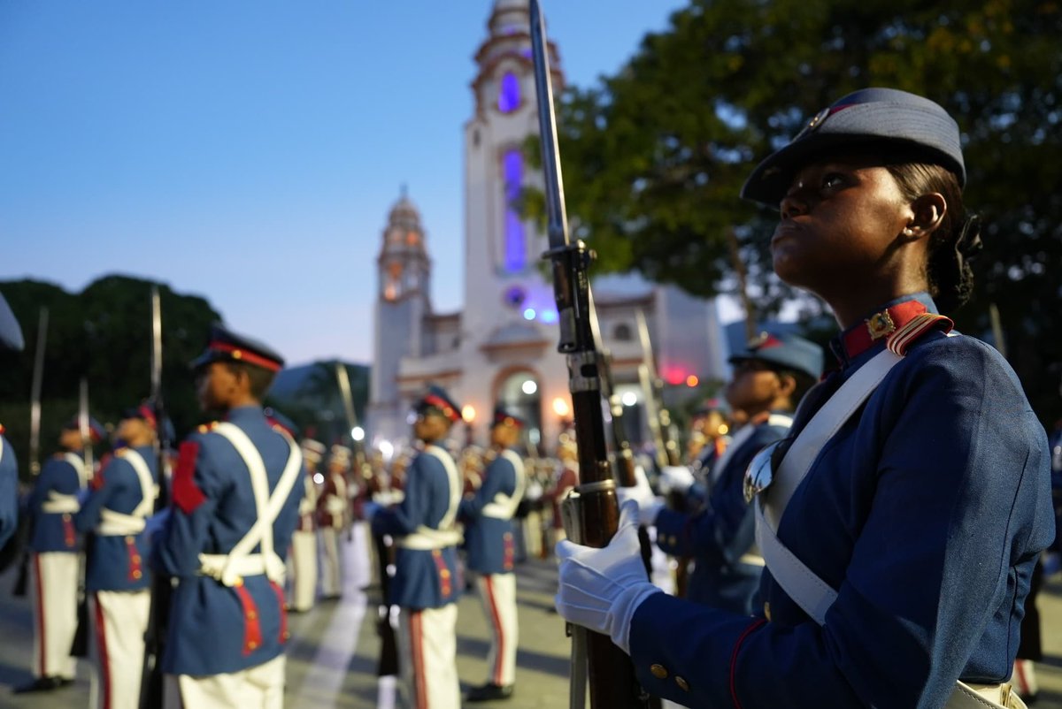🇻🇪 Autoridades del Gobierno Bolivariano rindieron honores a los pueblos originarios ancestrales con la izada de la Bandera Nacional por el 532° Aniversario del Día de la Resistencia Indígena.