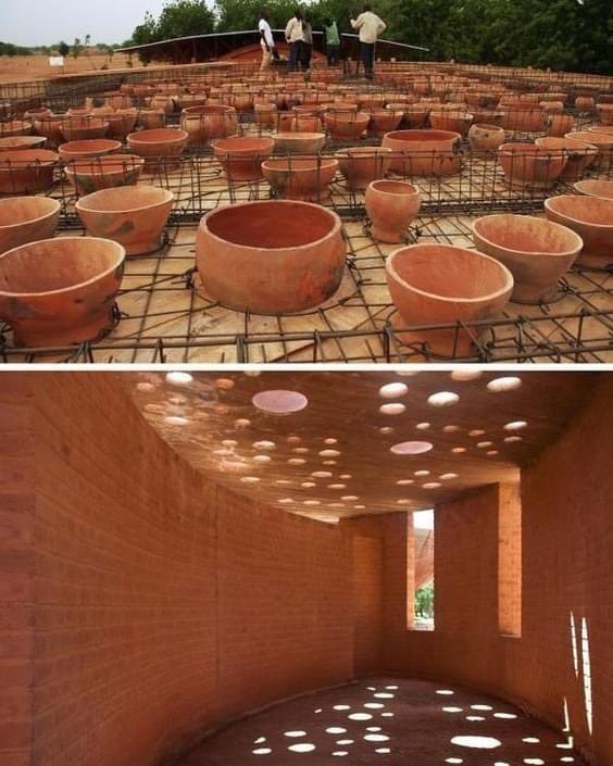 Tragaluces con “ollas” de barro.
Biblioteca de la primaria de Gando en Burkina Faso, Kéré Arquitectura.