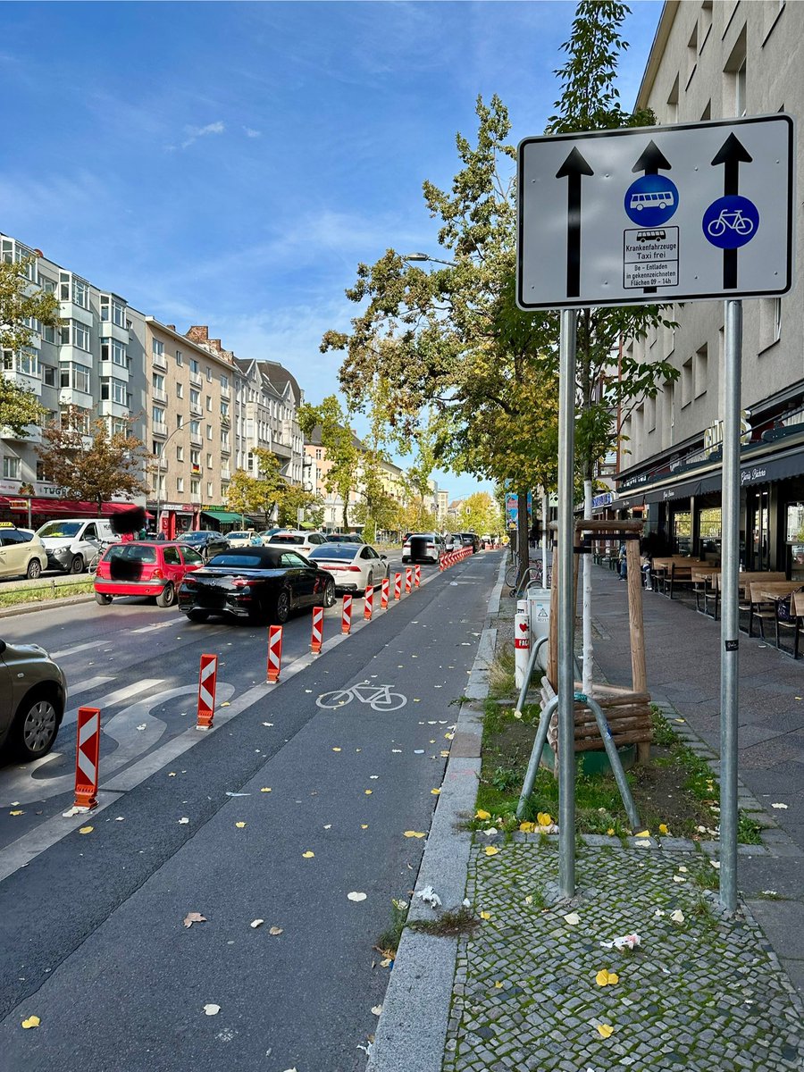 chris__327's tweet photo. @SaskiaEllenbeck Laut Auskunft der Polizei, Abschnitt 42 von heute werden die dort nicht tätig, weil sie Regressforderungen befürchten, weil das Ordnungsamt mitgeteilt hätte, die Beschilderung sei nicht eindeutig. 🤷‍♂️ Momentan ist die Busspur Richtung Kleistpark wieder mit >20 PKW zugeparkt. https://t.co/Beq57zBL8O