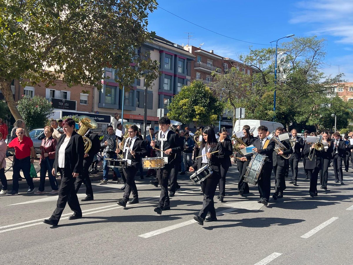AmpaEM_MRS's tweet photo. La Banda Sinfónica de la Escuela-Conservatorio Manuel Rodríguez Sales #Leganés ha acompañado en procesión a nuestro patrón San Nicasio.

#Música 
#Cultura https://t.co/ri44lUNUOT