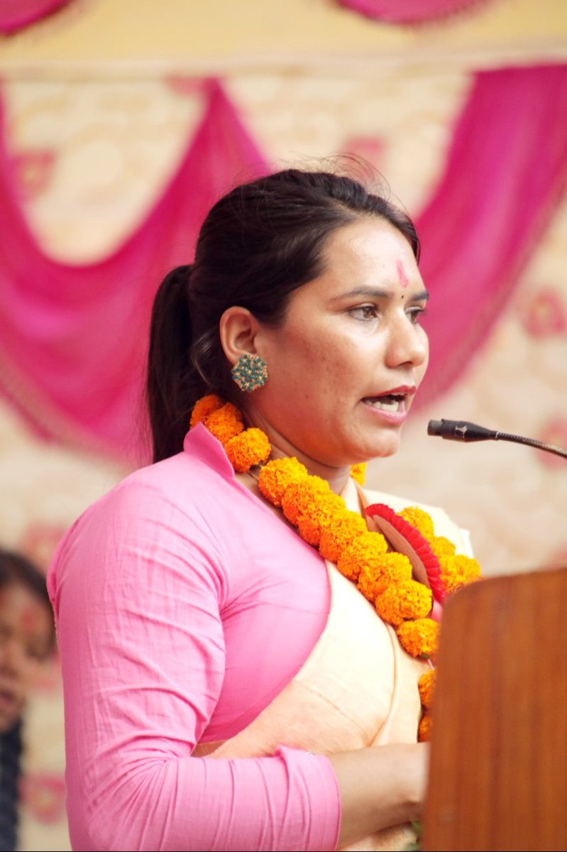 छक्कापन्जा फिलम हेरेपछी, मेरो मनमा आएको कुरा......
महिलाहरु सुन्दर मात्र होइन बिद्वान र बौद्धिक पनि हुन्छन भन्ने चलचित्र  कहिले कसले बनाउछ होला? कहिले  हेर्न पाइन्छ होला?अलि अलि अध्ययन गरेर बनाउन है।