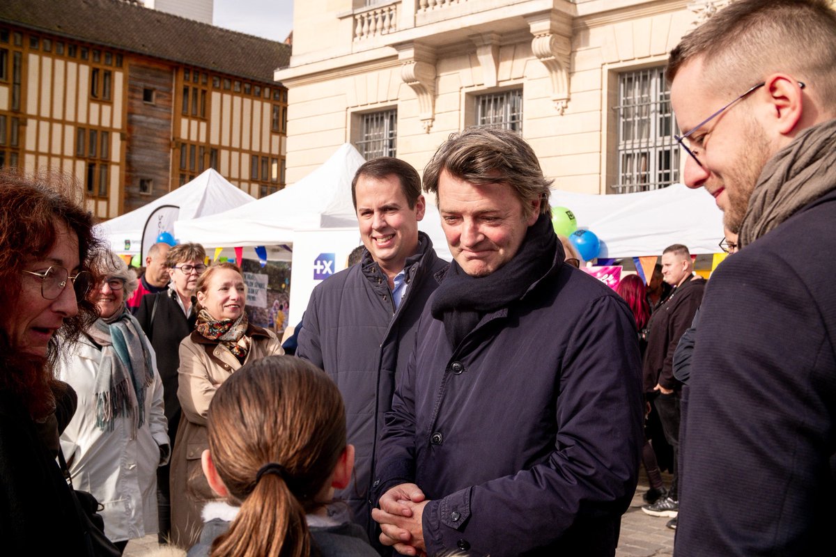 UN 5e SOURIRE POUR TROYES 🥳🛍
François Baroin, aux côtés de Nicolas Honoré, adjoint chargé du Commerce et de l’Artisanat, la CCI et la CMA partenaires de l'événement, et a inauguré ce matin cette nouvelle édition en présence des acteurs économiques et d'élus du territoire. 1/3