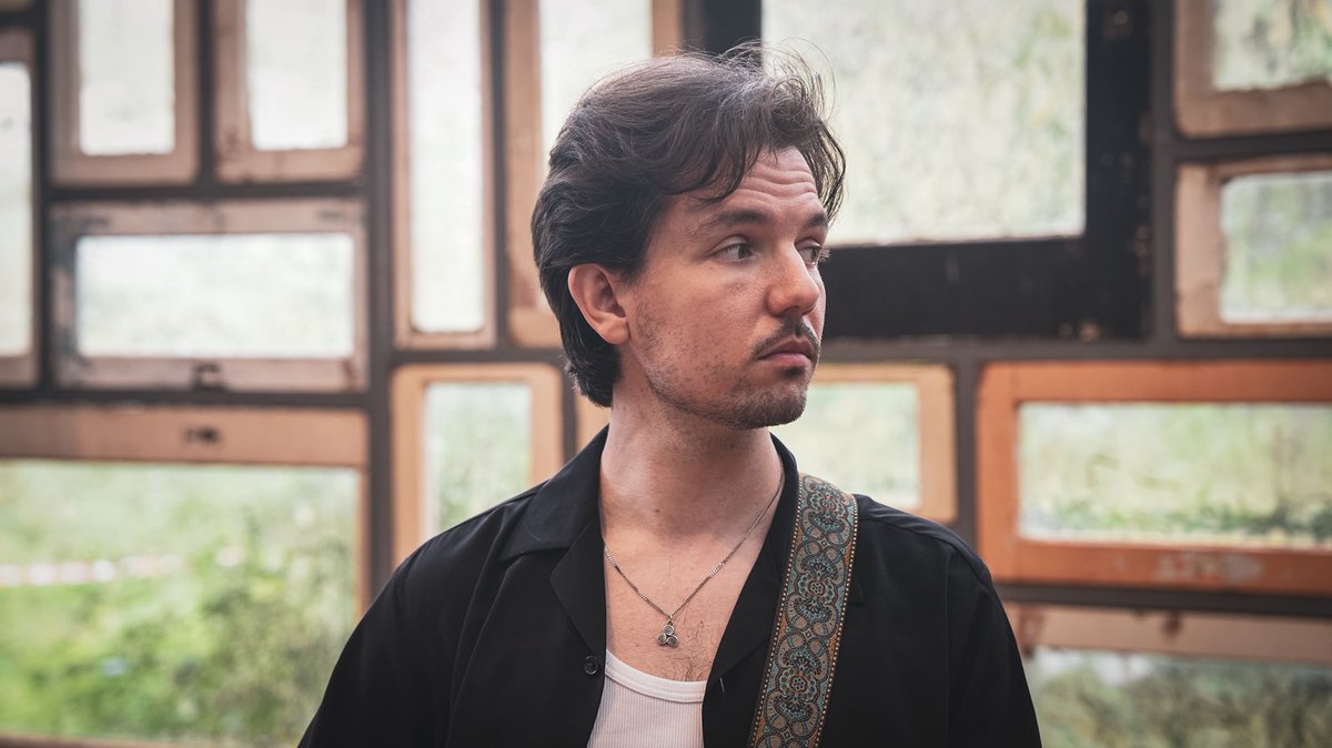 "Het is dankzij de songs dat we bepaalde dingen bespreekbaar hebben kunnen maken in de therapiesessies", of muziek als reddingsboei voor <a href="/MiloMeskens/">Milo Meskens</a> Een interview damusic.be/interview/milo…