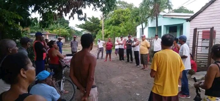 vargas_abr17050's tweet photo. #AMPPJobaboLasTunas
#DesdeLaComunidadHacemosCuba
🇨🇺🇨🇺 Rendición de Cuentas del Delegado a sus Electores .
Circunscripción No 34
Ni la amenaza de lluvia impidió el intercambio del pueblo con su delegado y los organismos presentes .
#PorLasTunasLaVictoria
#ANPPCuba https://t.co/u01zi7Ermz