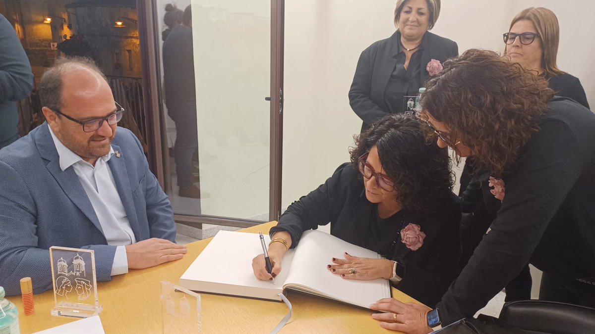 Nit d’emocions🌸
Donar inici a La Gala del nostre poble ha sigut de les coses més boniques que hem viscut com a amigues, companyes i dones🫶🏼🩷🫶🏼

Mil gràcies per fer-ho possible <a href="/lespreses_cat/">Ajuntament de les Preses</a> <a href="/ComiPreses/">Comissió Les Preses</a> ✨✨